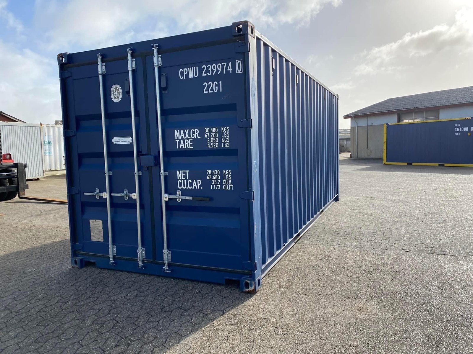 20 fods isoleret container blå facade med data