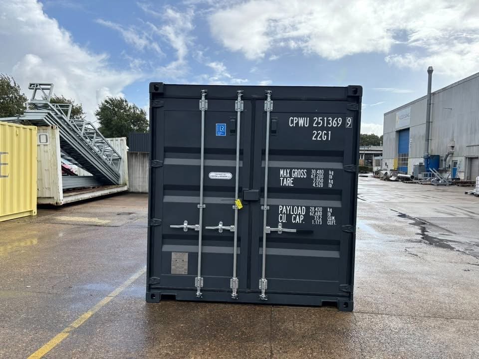 20 fods isoleret container antracitgrå facade porte