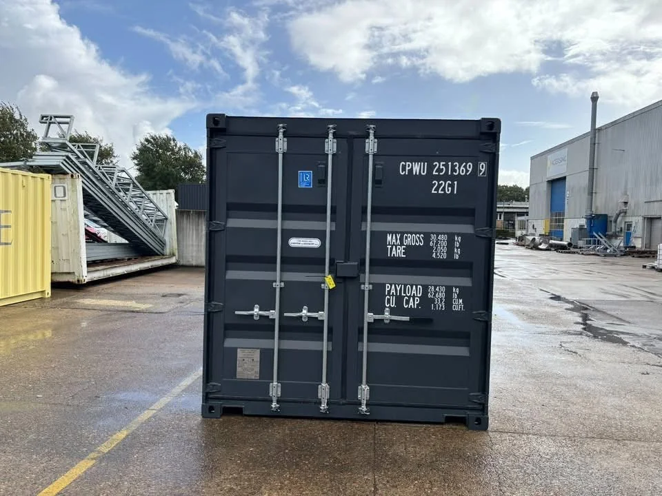 20 fods isoleret container antracitgrå facade porte
