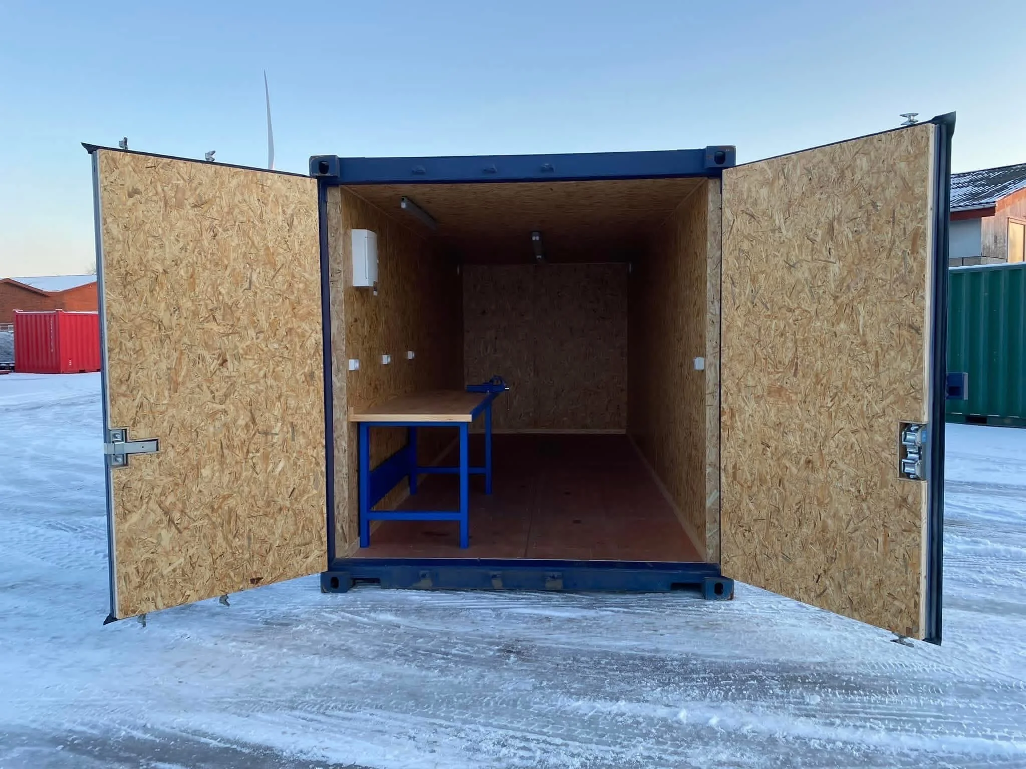 20 fods blå isoleret container porte ouvertes intérieur