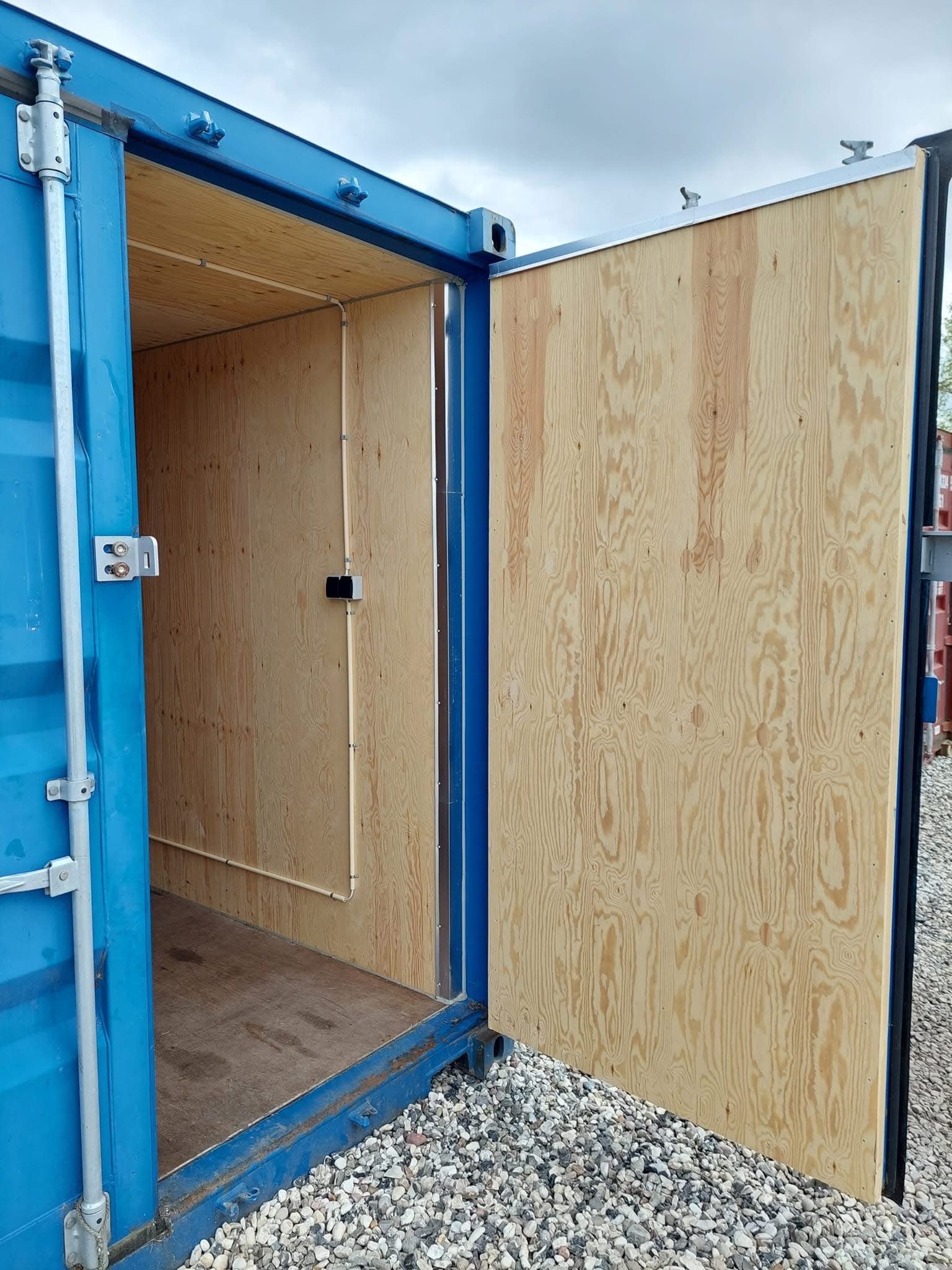 20 fods blå isoleret container indvendigt med lys