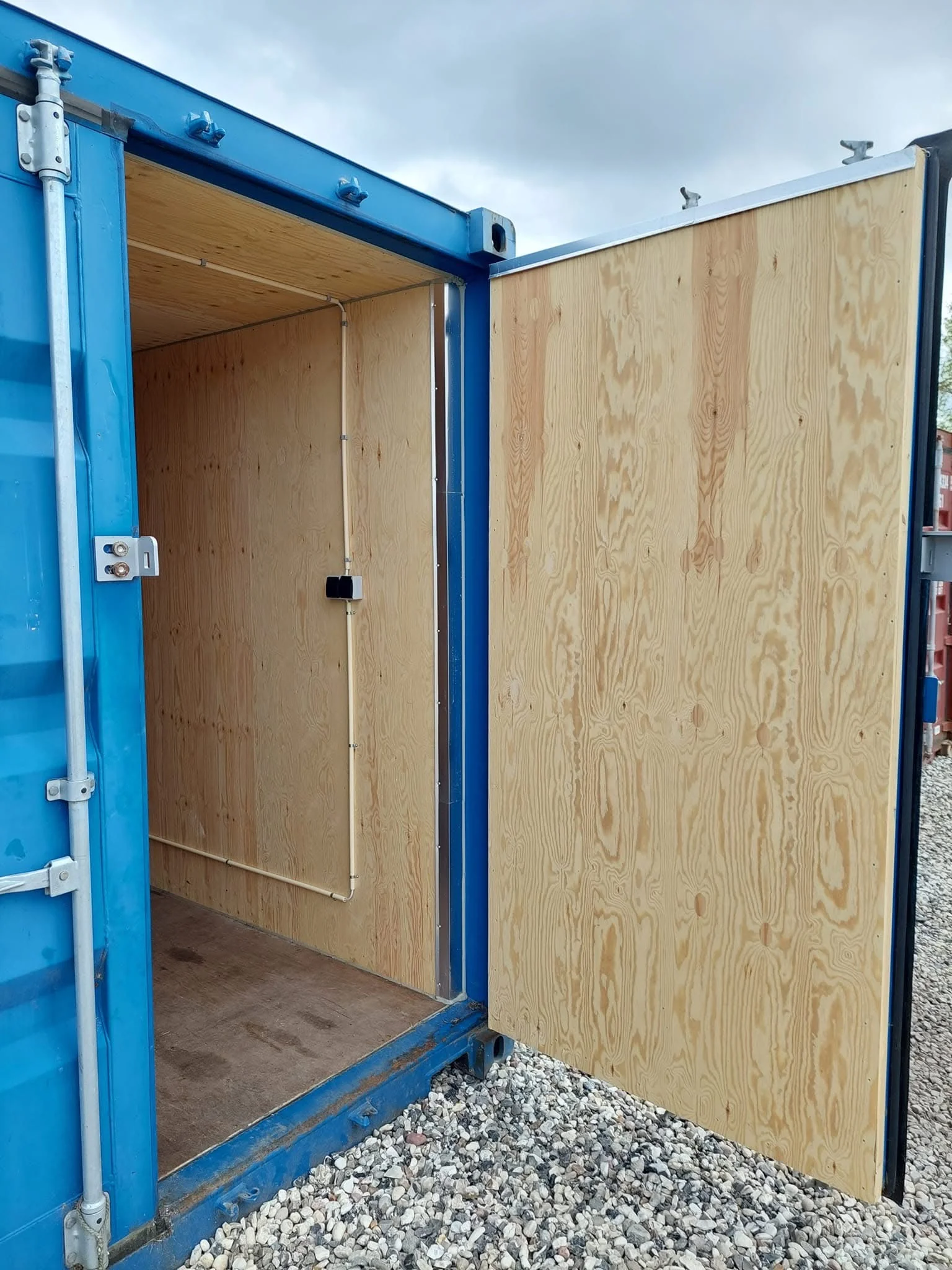 20 fods blå isoleret container indvendigt med lys