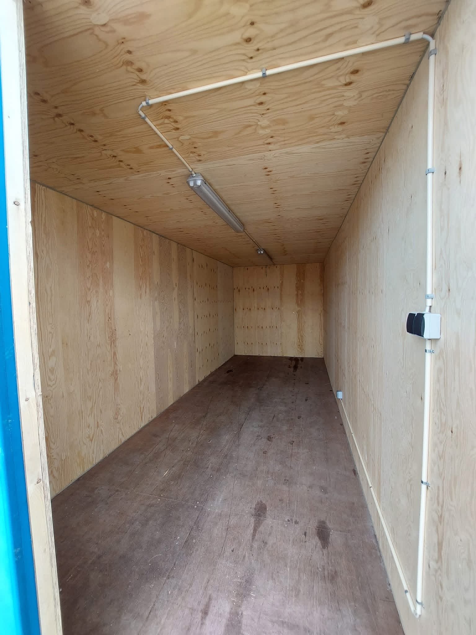 20 fods blå isoleret container indvendigt dybde