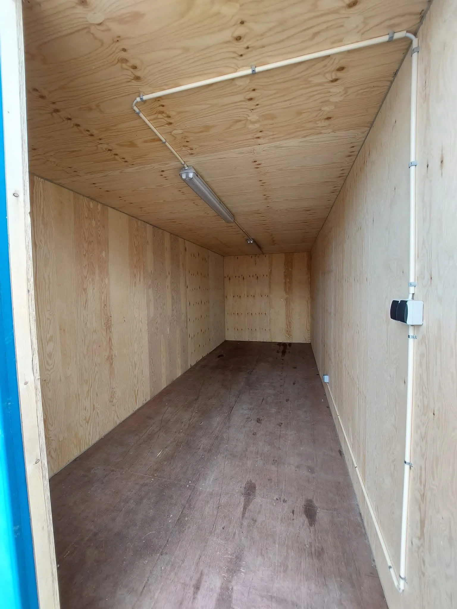 20 fods blå isoleret container indvendigt dybde