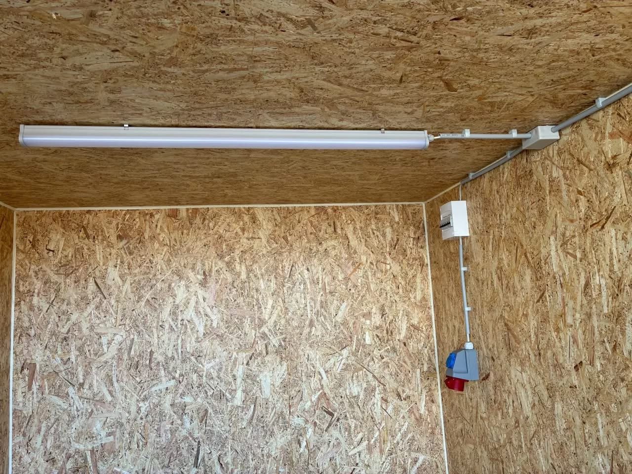 8 fods isoleret container lumiere plafond