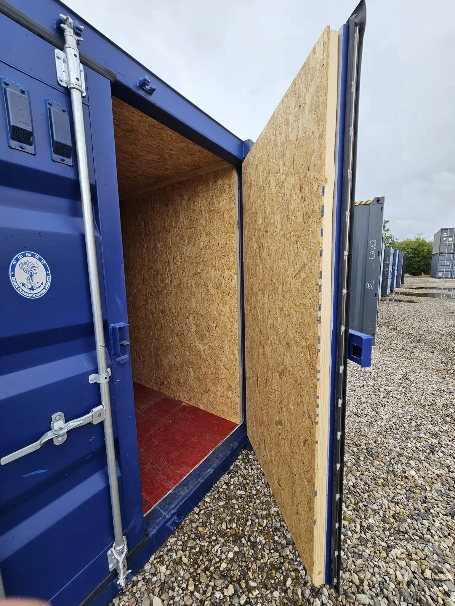 Isoleret container blå dør