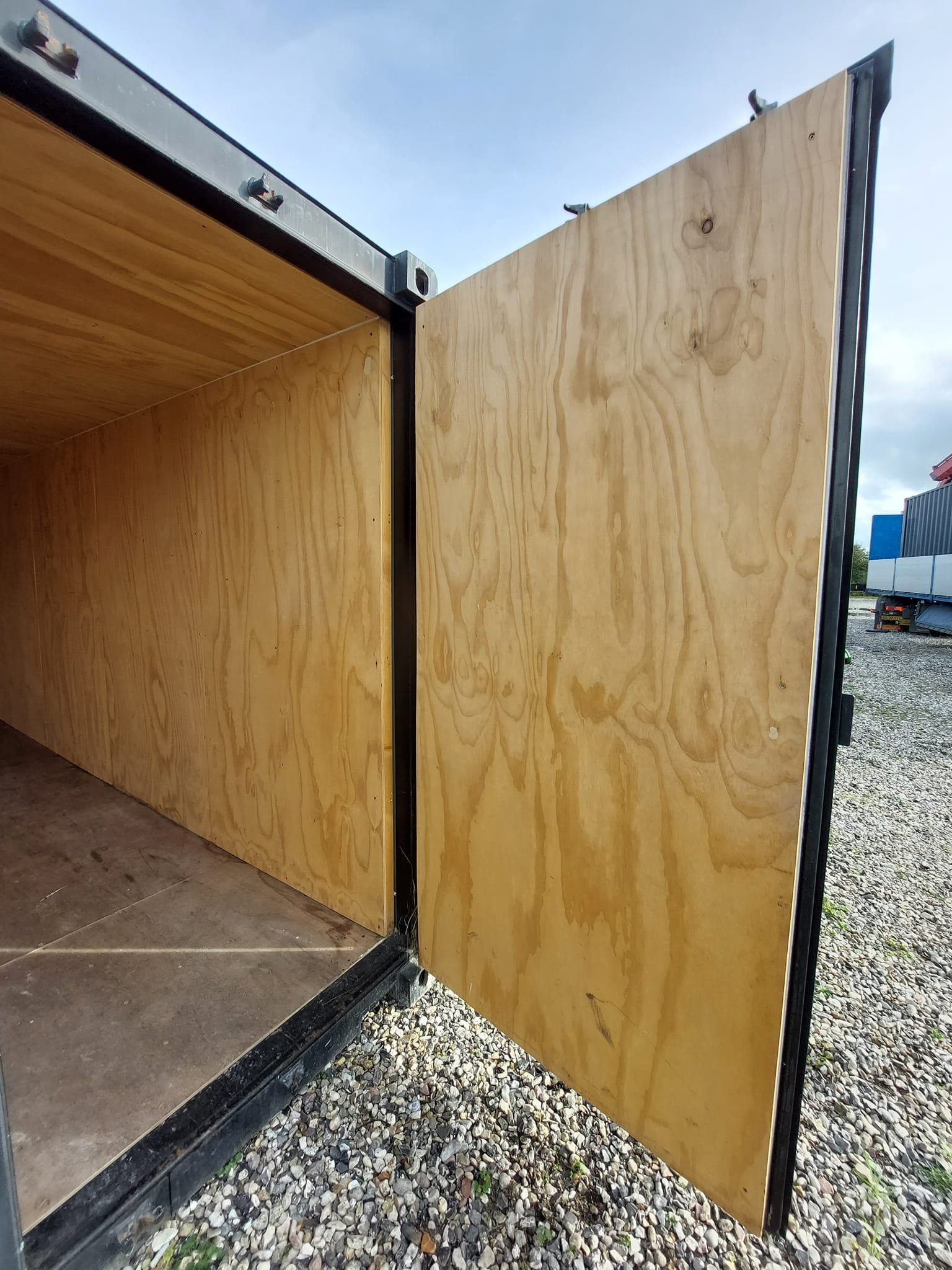 Sort 20 fods isoleret container porte ouverte krydsfinér