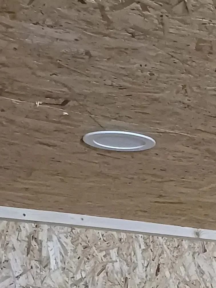 8 fods isoleret container lumiere plafond