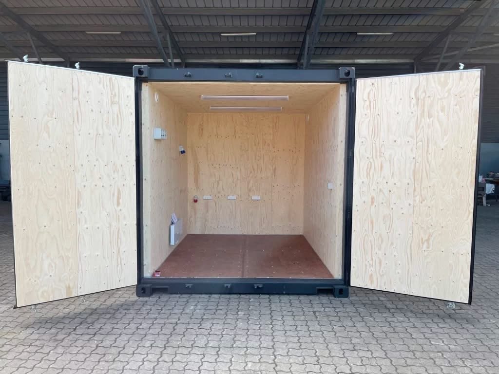 10 fods isoleret graa porte ouverte