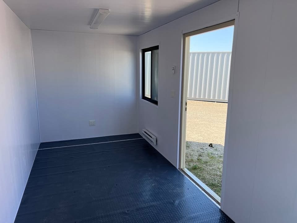 20 fods beige kontorcontainer intérieur dør
