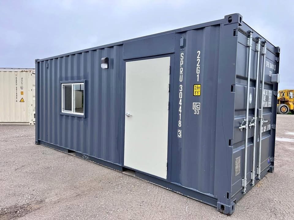 20 fods mørkegrå kontorcontainer facade dør