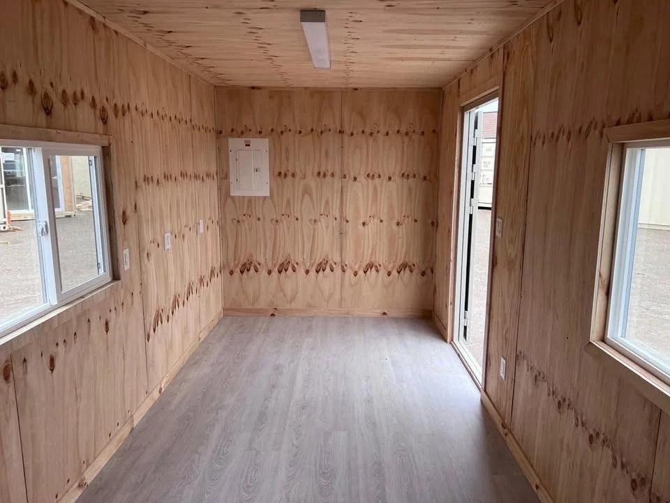 20 fods mørkegrå kontorcontainer intérieur træ