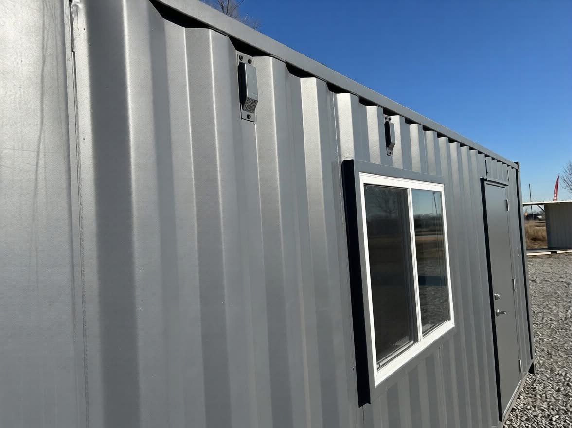 20 fods grå kontorcontainer vindue nærbillede