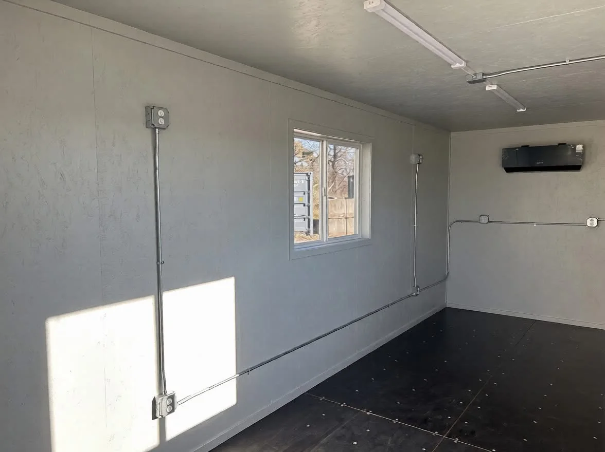 20 fods grå kontorcontainer intérieur stikkontakter
