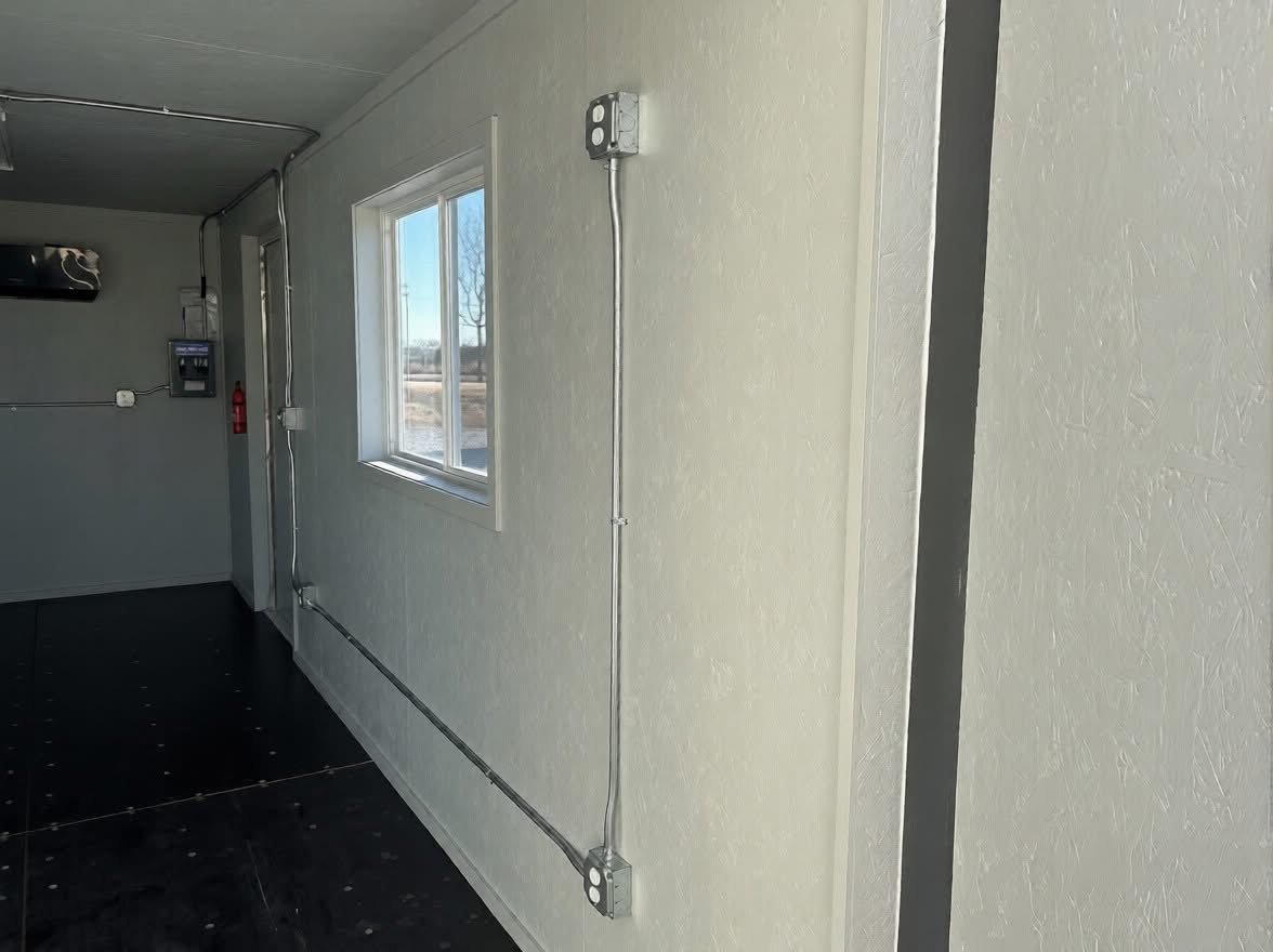 20 fods grå kontorcontainer intérieur vindue stik