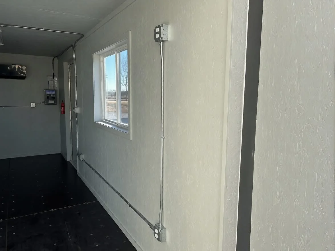 20 fods grå kontorcontainer intérieur vindue stik