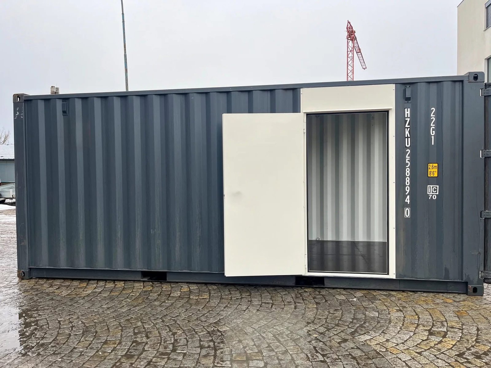 20 fods container antracitgrå stålpersondør ouverte